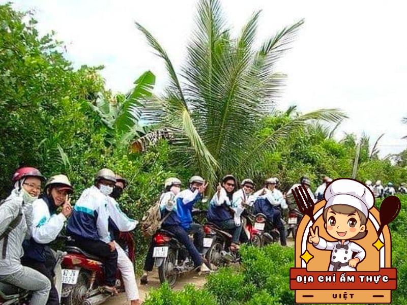 Tham quan bằng xe máy